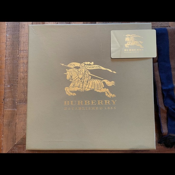 100% cashmere Burberry scarf. Still in box, tags still on - Picture 3 of 4